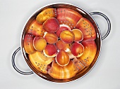 Aprikosen in einem Salatsieb