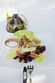 Mixed salad leaves with tomatoes