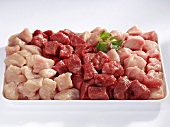 Platte mit Fleischwürfeln von der Pute, Rind & Schwein