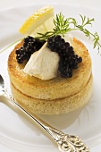 Räucherlachsmousse auf Toastscheibe mit Kaviar