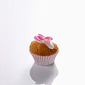 Mini-muffin with icing and rose petal