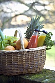 Einkaufskorb mit frischem Obst, Gemüse und Säften