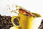 Überschwappende Kaffeetasse