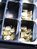 Münzen in einer offenen Kasse