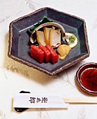 Thunfisch-Sashimi mit Gemüse und Wasabi (Japan)