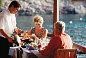 Ehepaar im Restaurant am Meer (Griechenland)