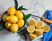 Stillleben mit mehreren frischen und halbierten Zitronen