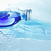 Blauer Badezusatz in einer Flasche