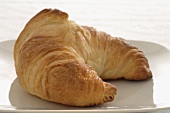 Croissant auf Teller