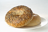 Zwei Bagels auf Teller