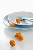 Tischgedeck und Kumquats