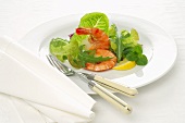Salad leaves with shrimps and lemon
