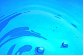 Blaues Wasser mit Luftblasen