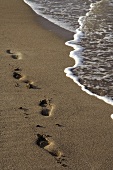 Fussspuren im Sand am Meer