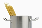 Spaghetti im Kochtopf