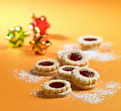 Jam biscuits sprinkled with icing sugar (Christmas)