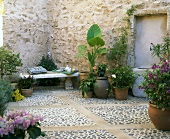 Innenhof eines Mediterraner Landhauses mit Kübelpflanzen