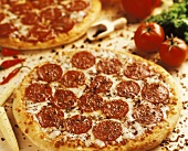 Zwei Salami-Pizzen