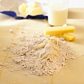 Teigzutaten: Mehl, Milch, Butter und Käse