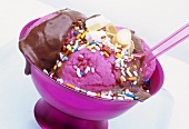 Pinkfarbenes Eis mit Schokoladensauce
