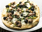 Pizza with mince, olives, spinach and cheese