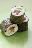 Maki-Sushi mit Thunfisch, Gurke und Avocado
