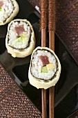 Maki-Sushi mit Thunfisch, Gurke und Avocado