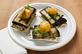 Crackers with grilled aubergines and cherry tomatoes