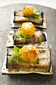 Crackers with grilled aubergines and cherry tomatoes