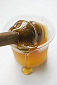 Honig im Schälchen mit Honigheber