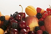 Obststillleben mit Steinobst und Beeren