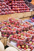 Obststand mit Erdbeeren, Pfirsichen und Nektarinen