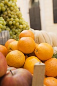 Orangen, Äpfel und Trauben auf dem Markt