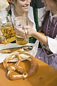 Zwei Frauen stossen mit Mass Bier an beim Oktoberfest