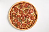Pizza mit Tomatenscheiben, Käse und frischem Oregano