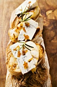 Gorgonzola with pear and praline on baguette slices