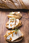Gorgonzola with pear and praline on baguette slices