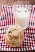 Cranberry Cookies und Glas Milch