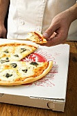 Drei-Käse-Pizza (amerikanische Art) auf Pizzakarton