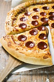 Pizza mit Peperoniwurst (amerikanische Art), angeschnitten