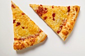 Zwei Stücke Pizza Margherita (amerikanische Art)