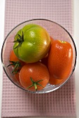 Verschiedene Tomaten in Glasschale (Draufsicht)