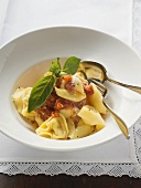 Tortellini mit Tomatensauce, Basilikum und Parmesan