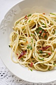 Spaghetti mit Chilischoten und Kräutern (Draufsicht)