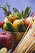 Frisches Gemüse, Obst, Nudeln und Kräuter