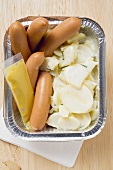 Wiener Würstchen mit Kartoffelsalat und Senf in Aluschale