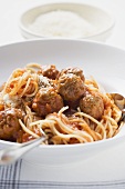 Spaghetti mit Hackbällchen und Tomatensauce, Parmesan