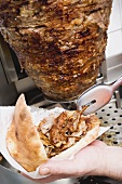 Döner Kebab zubereiten: Pitabrot mit Fleisch belegen
