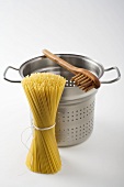 Spaghetti, perforated basket from pasta pan & spaghetti server