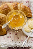 Orangenmarmelade, Croissant und Butter